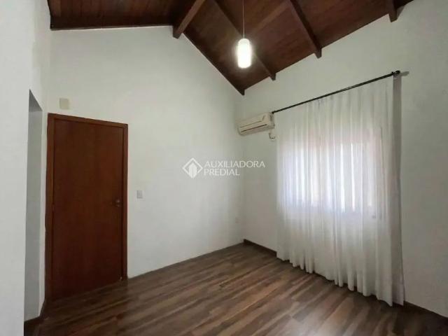 Casa com 5 quartos e 239m² para alugar em Campeche, Florianópolis