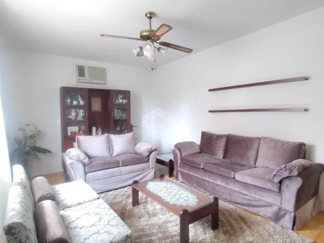 CASA COM 5 QUARTOS E 281m² EM ÁREA DE 526m² NO BAIRRO DORES