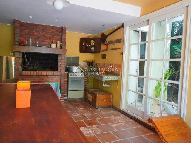 Casa com 5 quartos e 330m² para alugar em Azenha, Porto Alegre