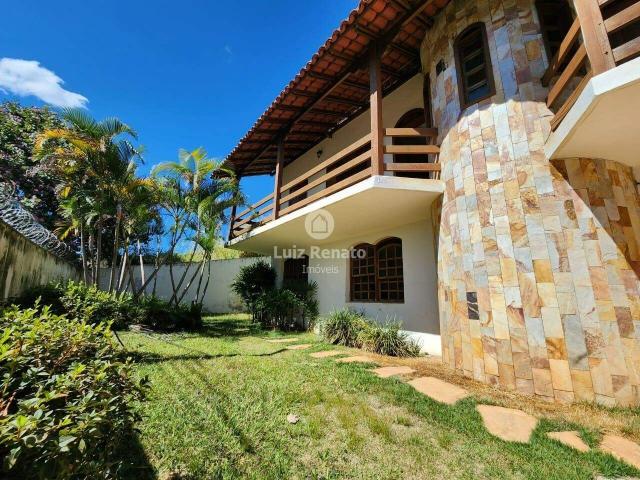 Casa com 5 quartos, sendo 2 suítes Santa Lúcia