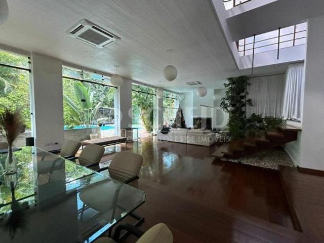 Casa com 5 suítes e 8 vagas no Jardim Guedala
