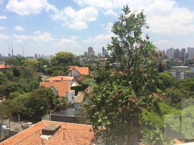 Casa com 5 suites e 9 vagas