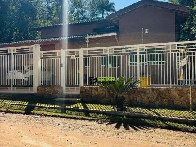 Casa com 5 Suítes, Espaço Gourmet e Piscina Próxima à Alameda Lucas