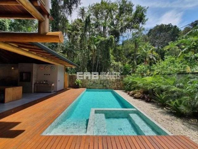 Casa com 5 suítes, piscina e muito bom gosto na praia do Félix