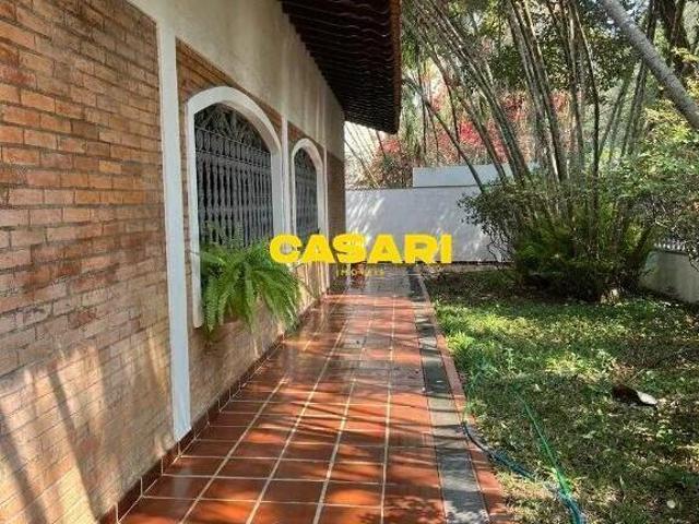 Casa com 5 suites, piscina, sauna, salão de festas, churrasqueira, jardim com mu