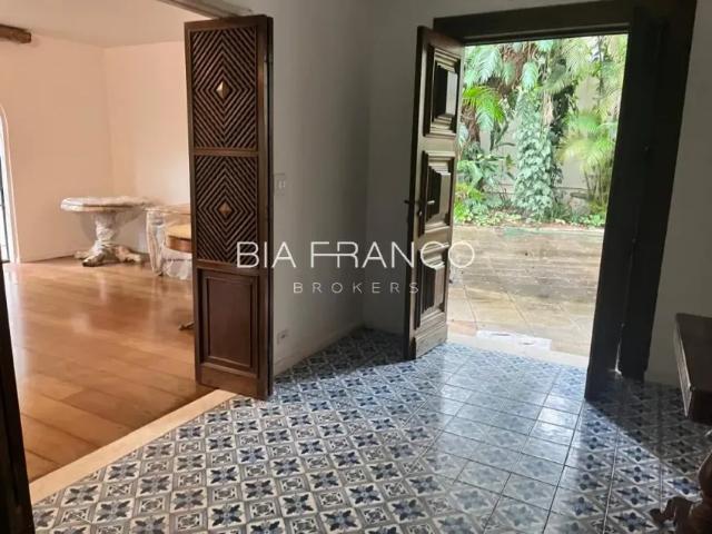 Casa com 600 m², 5 quartos sendo 1 suíte à venda no bairro Jardim America