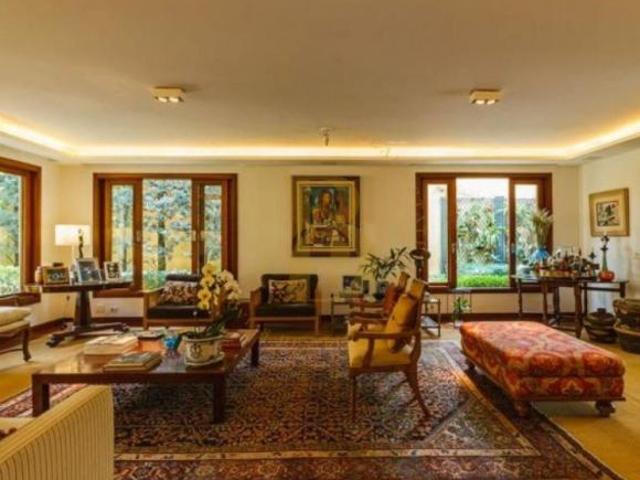 Casa com 690 m², 4 quartos sendo 3 suítes à venda no bairro Jardim Guedala
