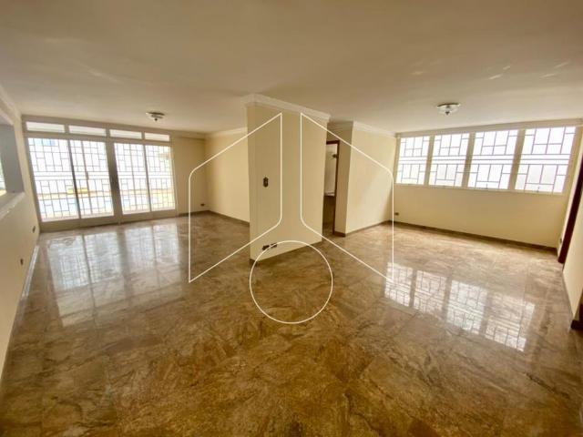 Casa com 6 banheiros e 4 vagas de garagem no Centro de Marília