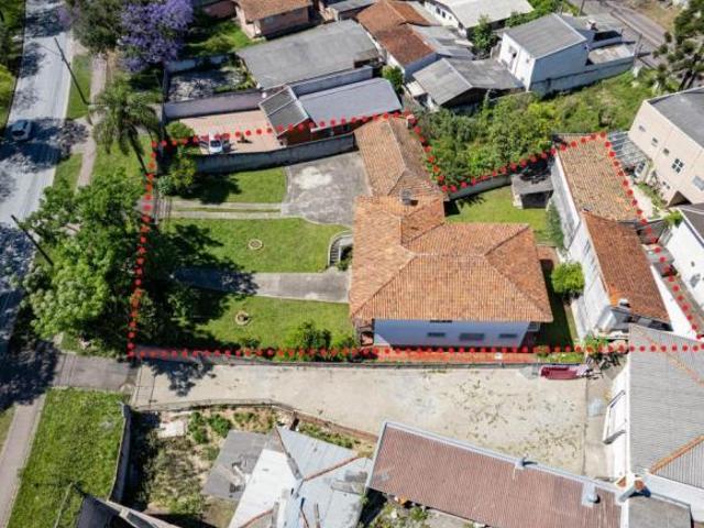 Casa com 6 Dormitórios, 5 banheiros e 10 vagas de garagem Terreno Único de 1.08