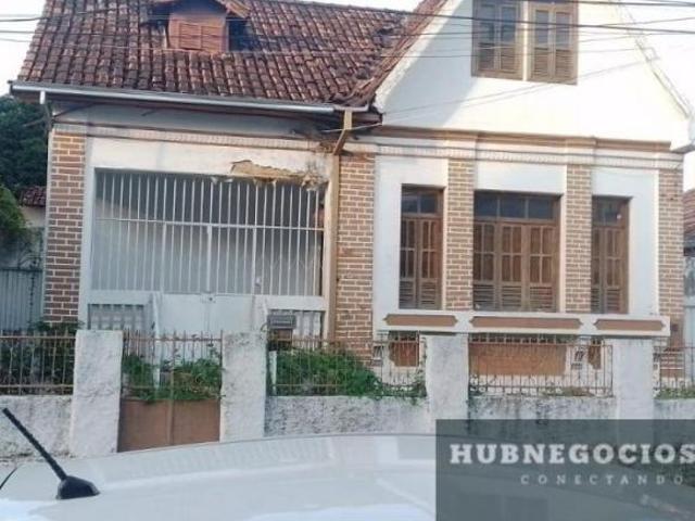 Casa com 6 quartos, à venda em Montes Claros, Centro