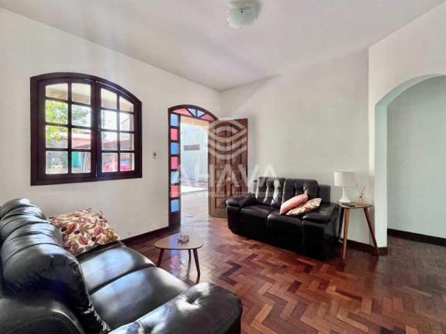 Casa com 6 Quartos sendo 3 Suítes à Venda, 360m², 4 Vagas, Bairro Copacabana, próximo a Avenida Cent