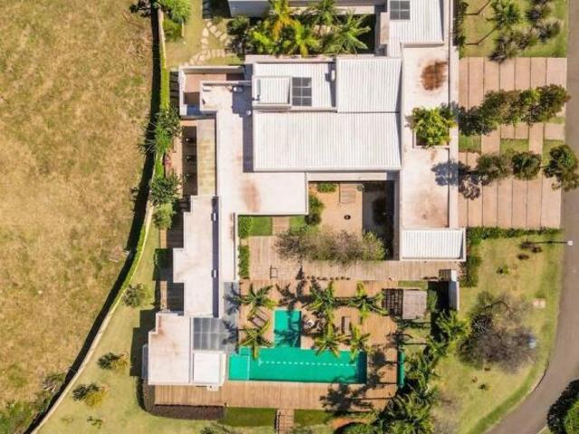 Casa com 6 suítes no condomínio FAZENDA SERRAZUL I por R$ 7.900.000