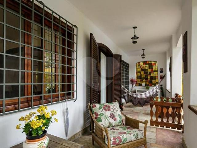 Casa com 714 m² de terreno, 4 quartos e piscina à venda em Alto da Boa Vista