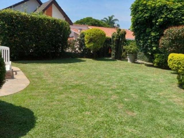 Casa com 720m2 com 4 dormitórios sendo 3 suítes amplo quintal para venda ou locação em Alphaville SP