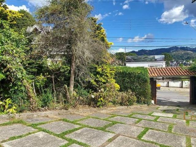 Casa com 730m², a venda, no Bairro Alto do Capivari em Campos do Jordão SP