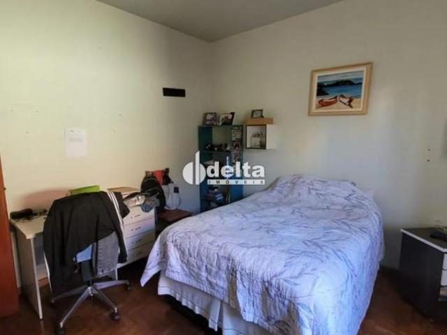 Casa com 7 quartos sendo 1 suíte disponível para venda no bairro Martins em Uberlândia MG