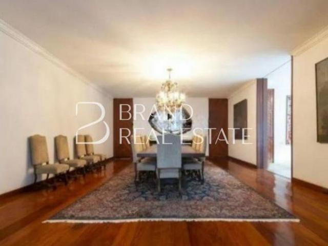 Casa com 808m², 5 quartos e 4 vagas de garagem no Jardim Europa