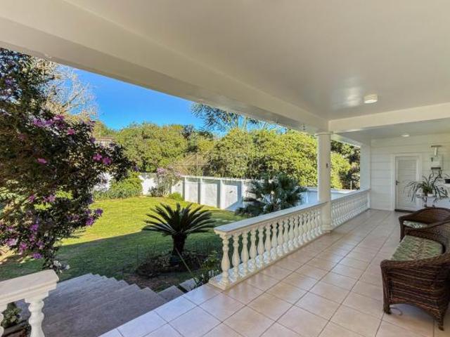 Casa com 837m2, 4 suítes no Parque Tingui
