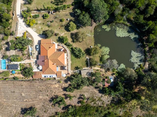Casa com 8 quartos em terreno de 1,7 hectares com enorme lag. 262m² Rogil
