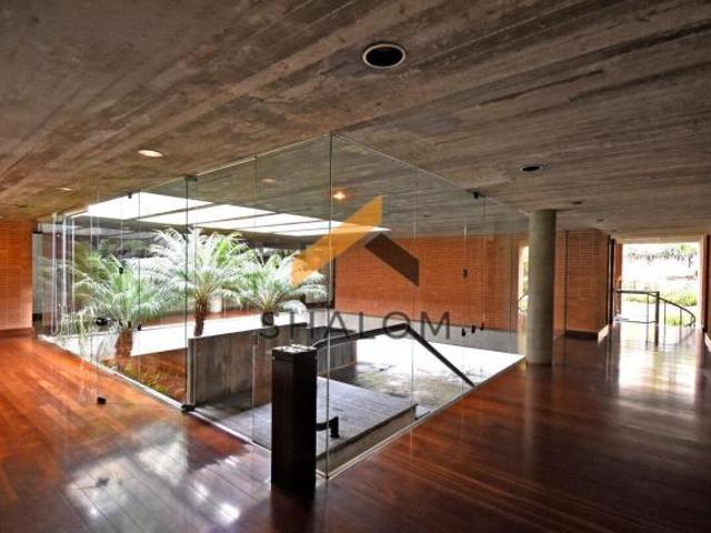 Casa com 976m² em terreno de 3.100m² na Cidade Jardim