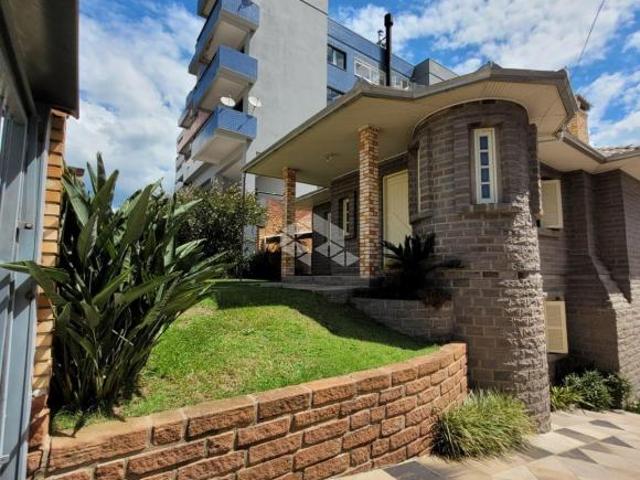 Casa com 03 dormitórios, uma suíte, garagem 03 veículos no Bairro Vicentina em Farroupilha