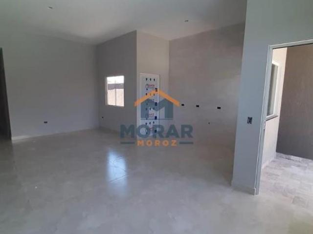 Casa com 03 dormitorios e piscina em Ipanema