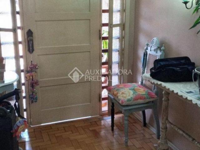 Casa com 03 dormitórios e 1920 m² de terreno