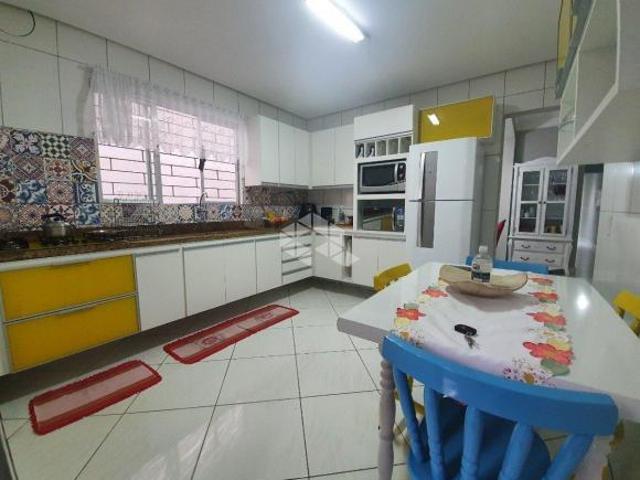 Casa com 03 dormitórios e 3 banheiros à Venda, 205 m²