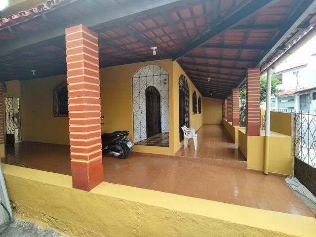 Casa com 03 Pavimentos para venda possui 180 metros quadrados com 3 quartos