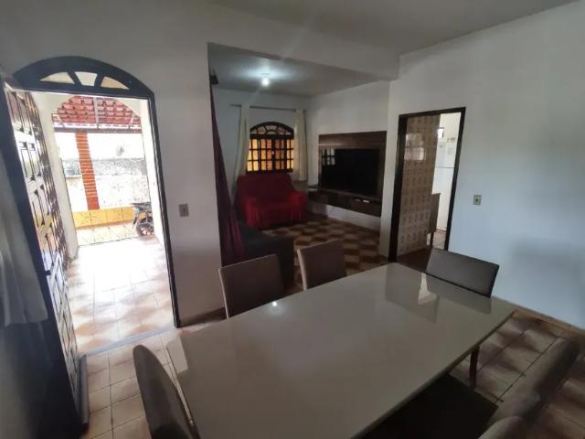 Casa com 03 Pavimentos para venda possui 180 metros quadrados com 3 quartos