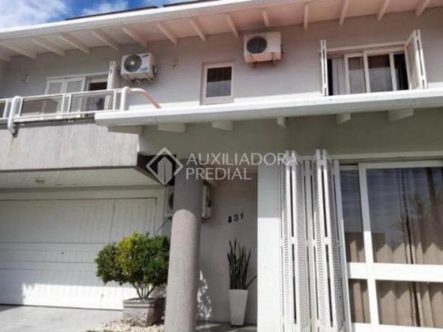 Casa com 03 quartos, mobiliada com 350 m² privativos