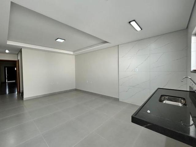 Casa com 03 quartos no Bairro Bandeirantes