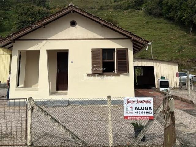 Casa com 03 quartos no Bairro Nova Brasília