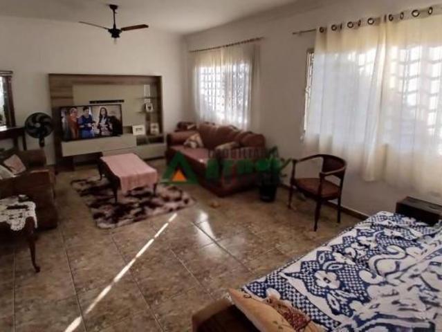 Casa com 03 quartos sendo 01 suíte na região leste de Londrina