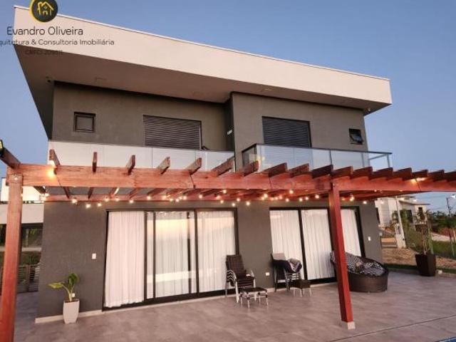 Casa com 03 suítes e piscina no Condomínio Lago Dourado