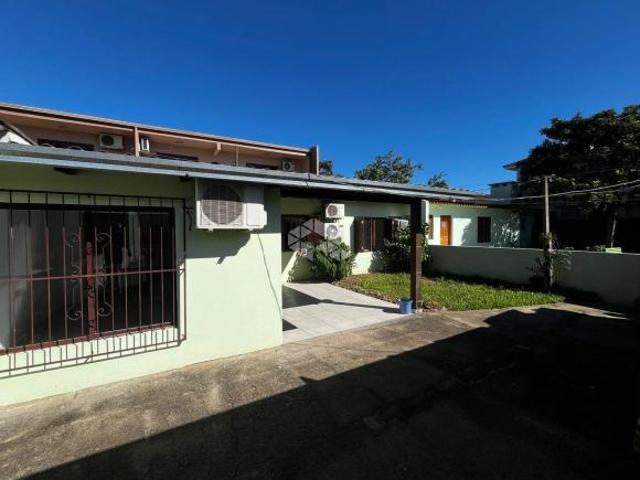 Casa com 02 dormitórios em terreno amplo