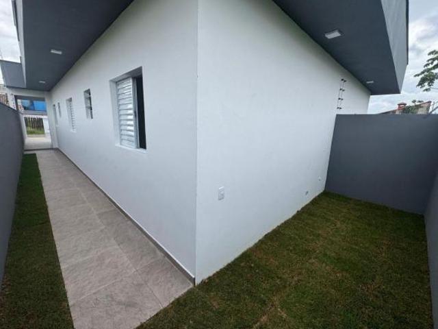 Casa com 02 quartos a venda e com piscina em Itanhaém