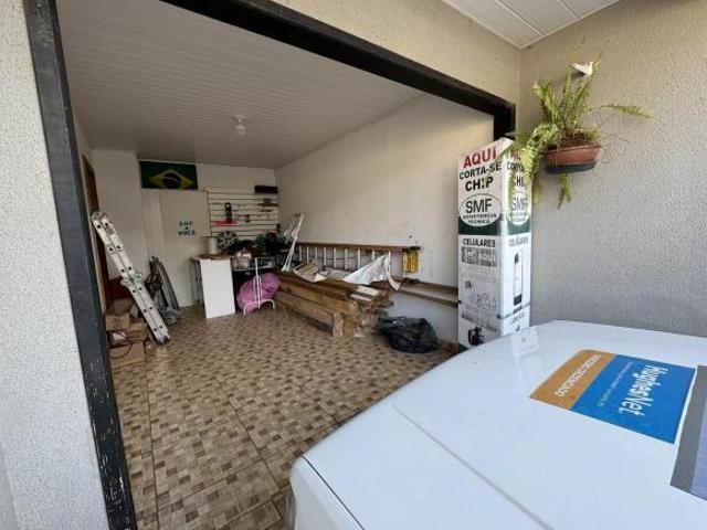 Casa com 02 quartos com ponto comercial na frente