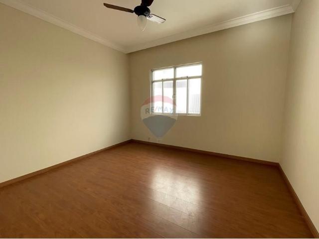 Casa com 04 quartos e 03 banheiros para locação no Jardim Glória