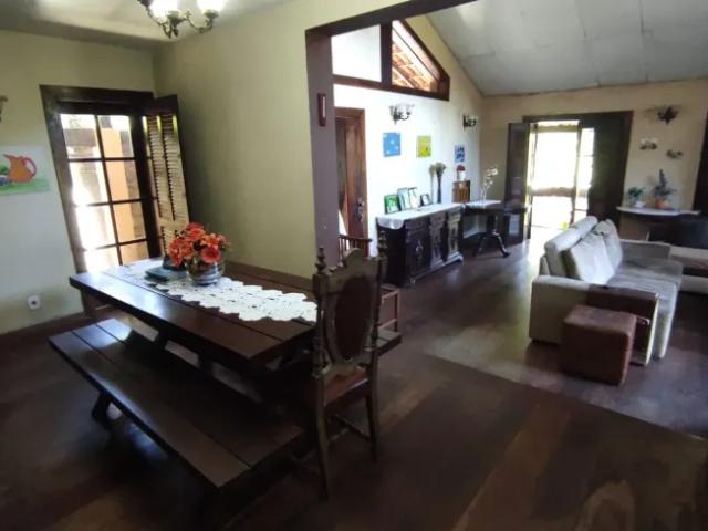 Casa com 04 quartos em local nobre no Morin