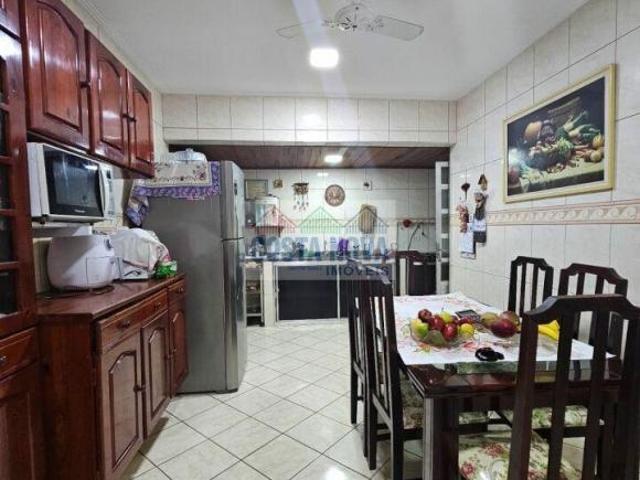 Casa com 132m², 3 quartos 1 suíte, 2 vagas de garagem, próximo a escolas e Polo Esportivo