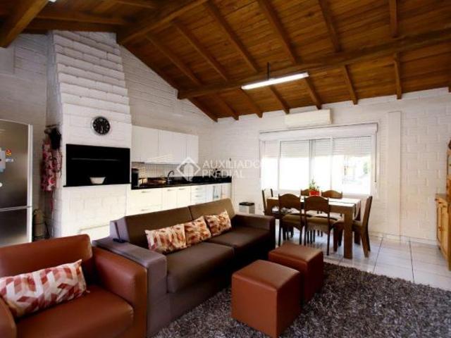 Casa com 1salão de festas, piscina, distribuídos em terreno de 448,m²