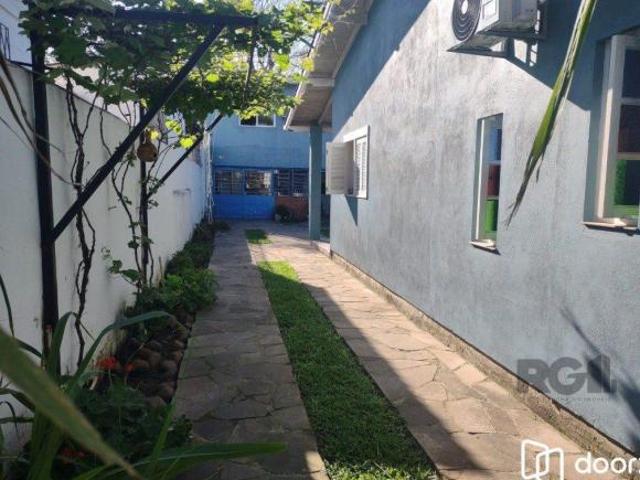 Casa com 250m², 2 quartos, 1 suite, edícula, no bairro Nonoai