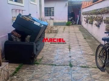 CASA COM 255m² DE TERRENO PARA VENDA NO JARDIM DAS INDUSTRIAS POSSUI EDÍCULA