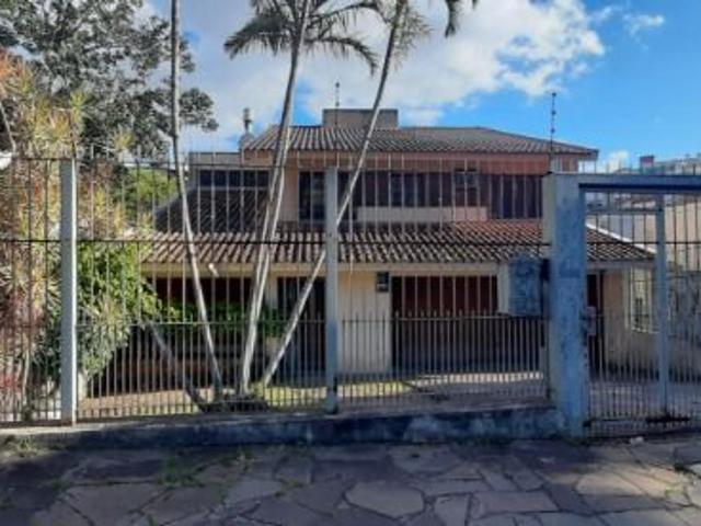 Casa com 261m², Piscina e Suíte com Ofurô – Próxima ao Barra Shopping