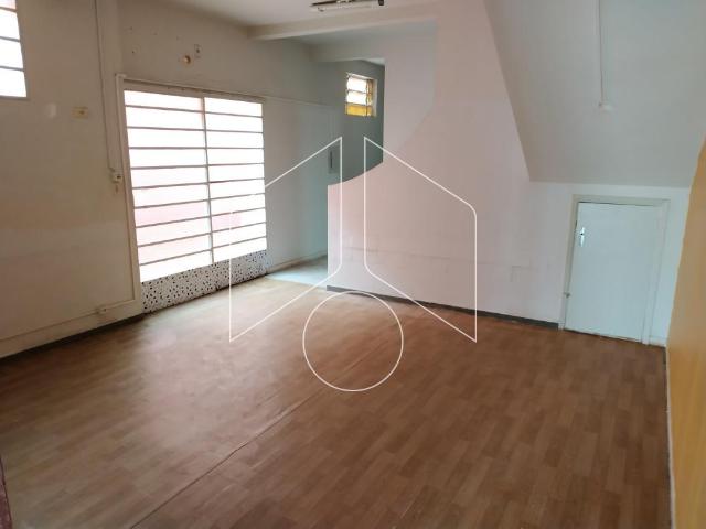Casa com 2 banheiros e 2 vagas de garagem no Centro de Marília