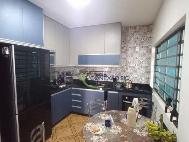 Casa com 2 dormitórios à venda, 127 m² por R$ 700.000