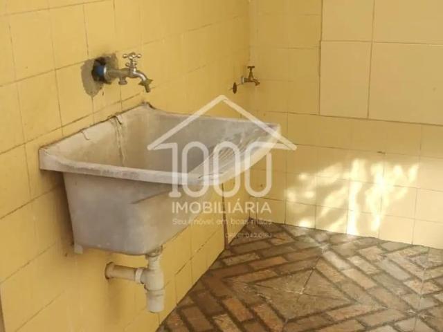 Casa Com 2 Dormitórios e 2 Vagas De Garagem Para Locação No Jd. Camila