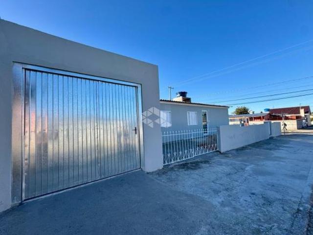 Casa com 2 dormitórios e pátio