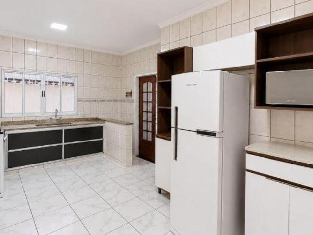 CASA COM 2 DORMITÓRIOS EM BAIRRO TRANQUILO E VALORIZADO